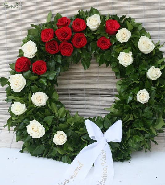 Blumenlieferung nach Budapest - Blumenkranz aus weissen und roten Rosen (65cm, 23St)