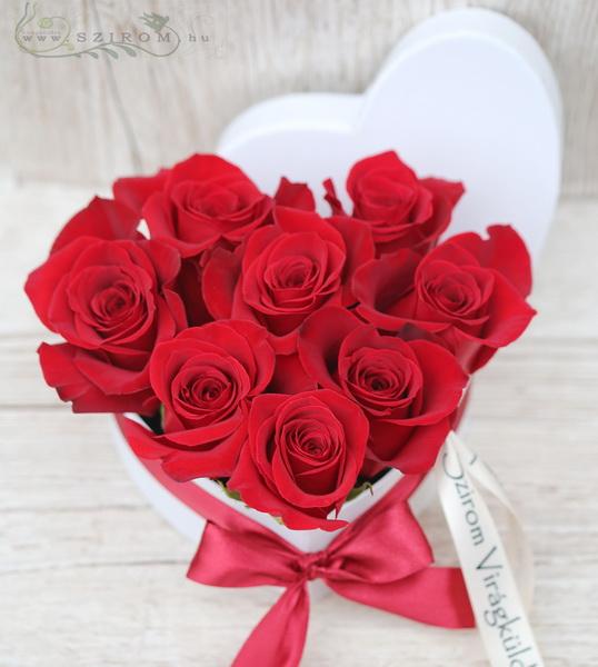 Blumenlieferung nach Budapest - kleiner Hertbox mit 8 roten Rosen