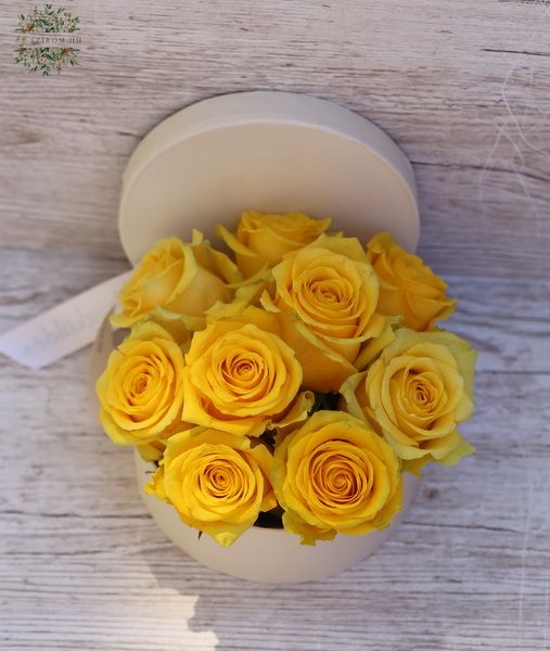 flower delivery Budapest - 9 yellow roses in box
