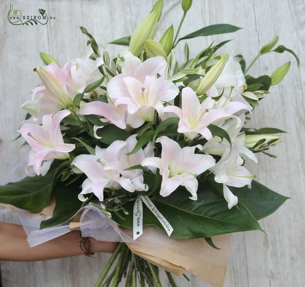 Blumenlieferung nach Budapest - 17 rosafarbige Lilien in Blumenstrauss