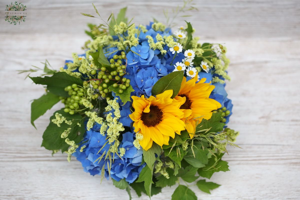 flower delivery Budapest - Table decoration Hemingway (hydrangea, sunflower, blue, yellow)