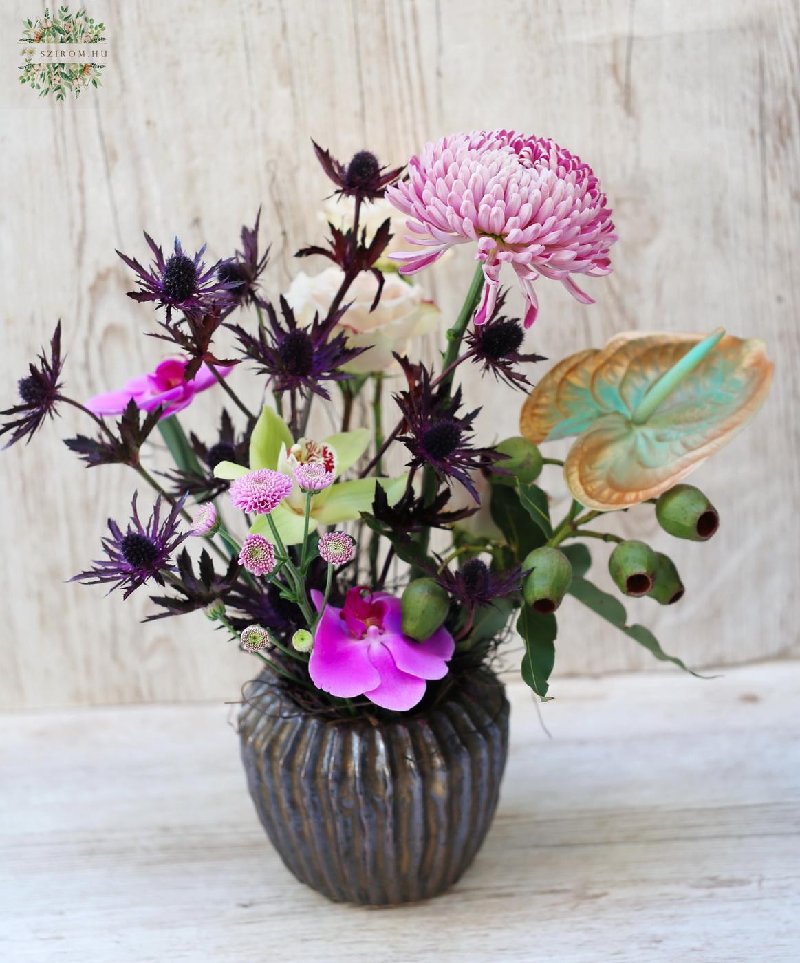 Blumenlieferung nach Budapest - Besondere Keramikschale mit besonderen Blumen und Metallic-Farben