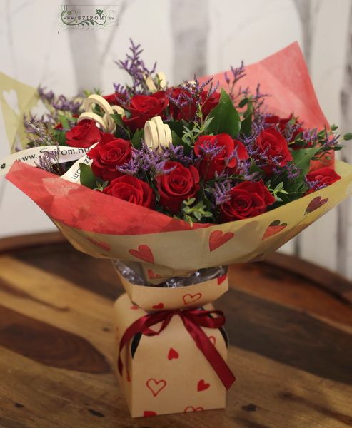 Blumenlieferung nach Budapest - 19 rote Rosen im kleinen Blüten mit Straußpapier mit Herzen und Papiervase