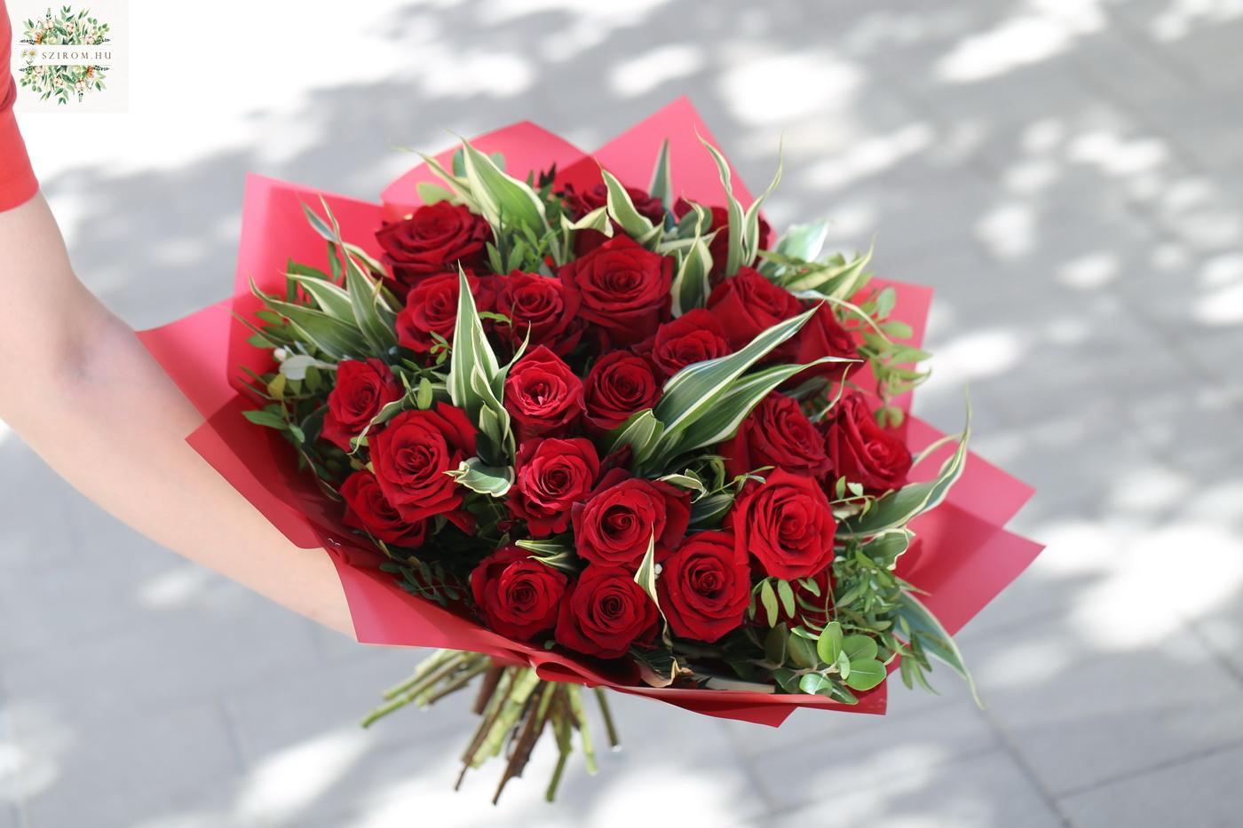 Blumenlieferung nach Budapest - Ein Strauß mit 20 roten Rosen und Grünzeug