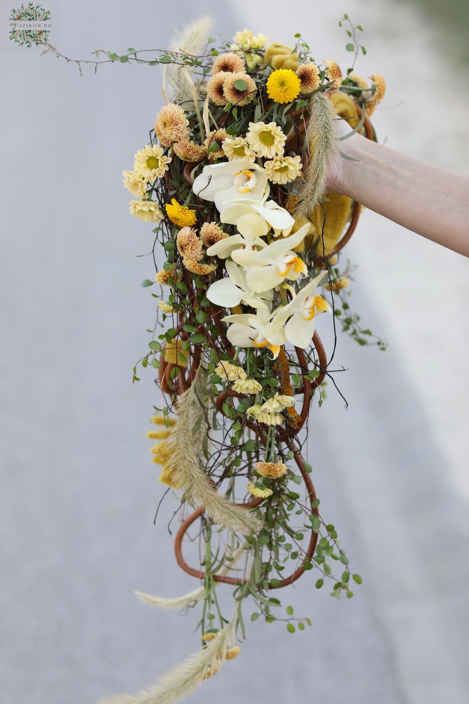 Blumenlieferung nach Budapest - Moderner Brautstrauß in Tropfenform, rustikal (frisch, Orchidee, Gelb, Pfirsich, Creme, Braun)