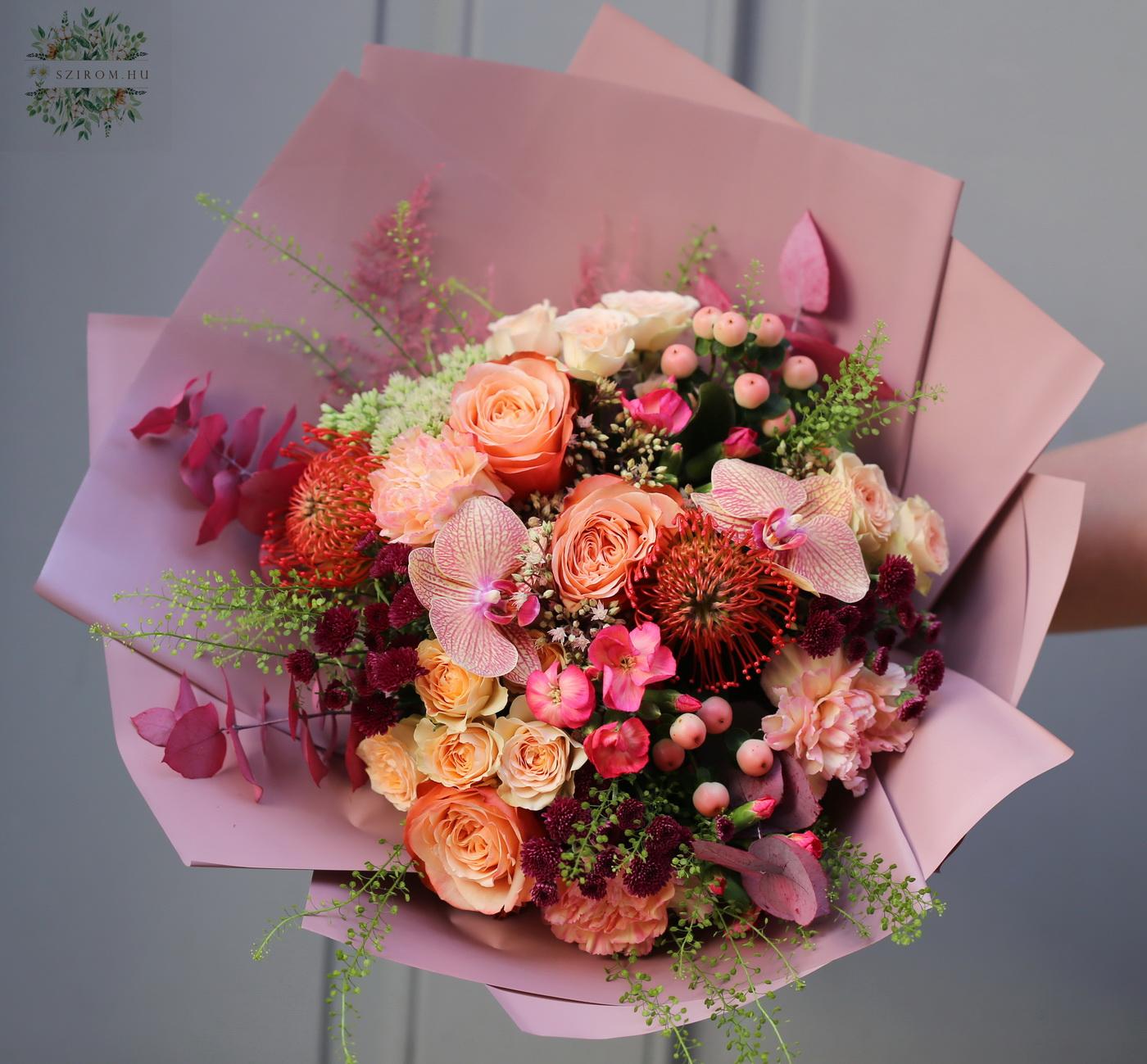 Blumenlieferung nach Budapest - runder Strauß in Orange-Pfirsich-Farben mit Phalaenopsis-Orchideen (25 Blüten)