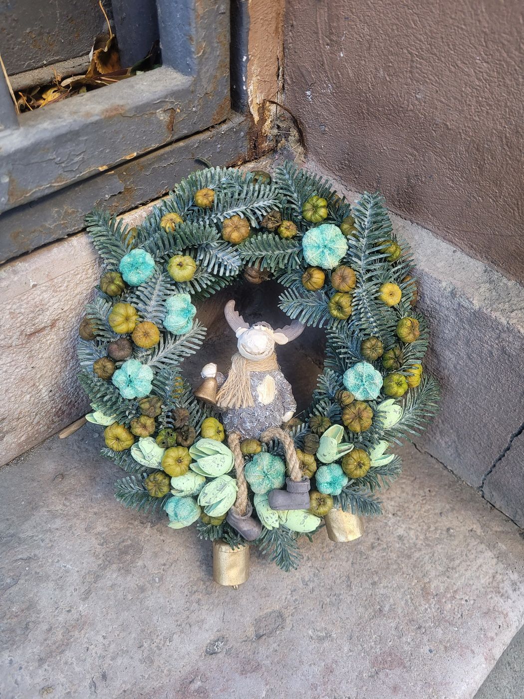 flower delivery Budapest - deer bluish knocker (22cm)