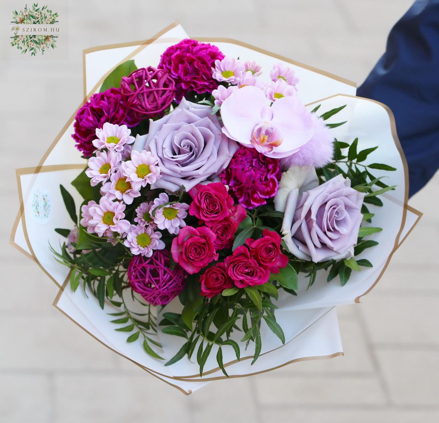 Blumenlieferung nach Budapest - Kleiner runder Strauß mit violetten Farbtönen, Nelken, Rosen und Orchidee (10 Blumen)