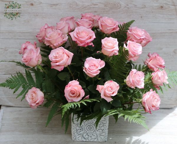Blumenlieferung nach Budapest - 30 Rosa Rosen im Keramik