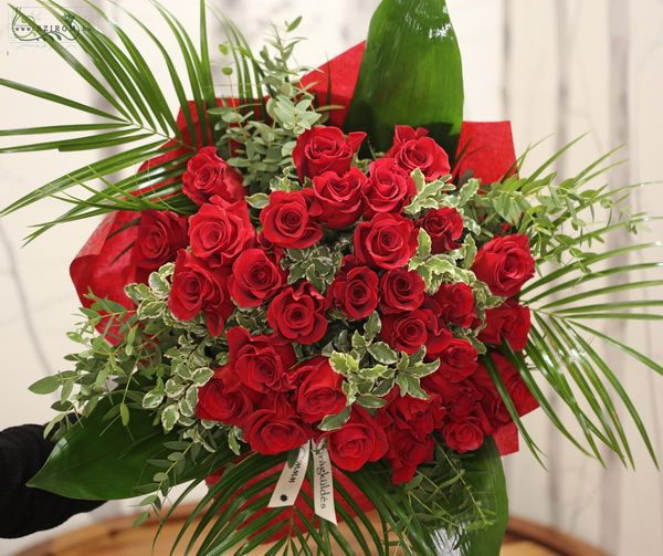 Blumenlieferung nach Budapest - 33 Rote Rosen mit viel Grün