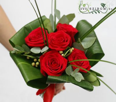 Blumenlieferung nach Budapest - 5 Premium Rosen mit viell Bärengras, Aspidistra Blätter, silk Band