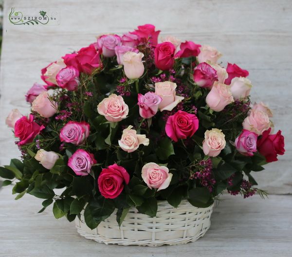 Blumenlieferung nach Budapest - Rosenkorb mit  50 lila und rosa Rosen mit 10 Wachsblume 