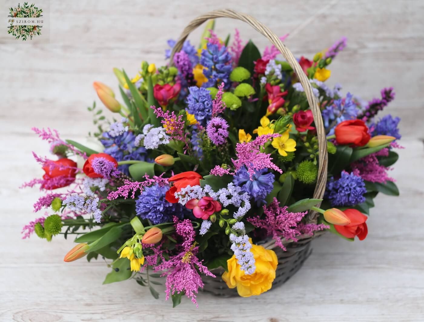 Blumenlieferung nach Budapest - Frühlingskorb mit 50 Blumen