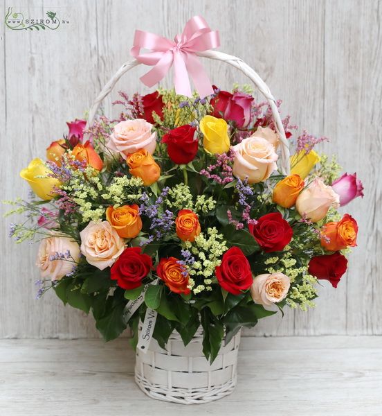 Blumenlieferung nach Budapest - 50 bunte Rosen mit 25 Limonien im Blumenkorb