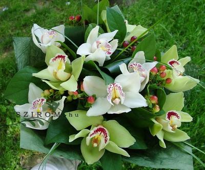 Blumenlieferung nach Budapest - Weiße und grüne Orchidee Bouquet mit Beeren (10 Stämme)