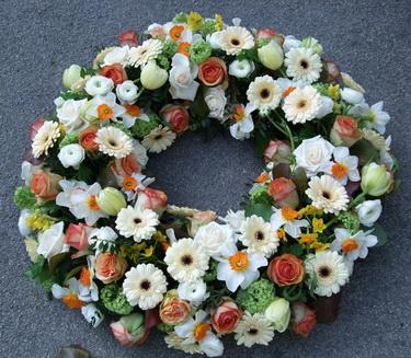 Blumenlieferung nach Budapest - Trauer Kranz mit 120 Blumen (80cm)