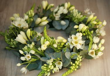 Virágküldés Budapest - ornithogalum és frézia koszorú (35cm)