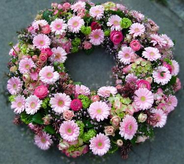 flower delivery Budapest - wreath with 100 pink flowers (65cm)