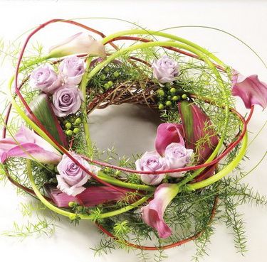 flower delivery Budapest - modern wreath with pink calas (37cm)