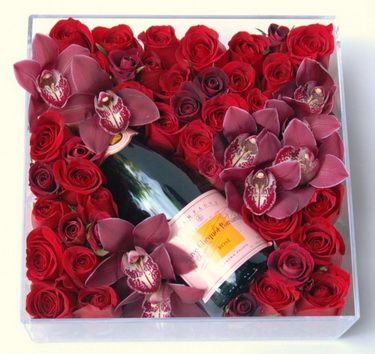 flower delivery Budapest - champagne in a bed of red roses, orchids (50 stems)