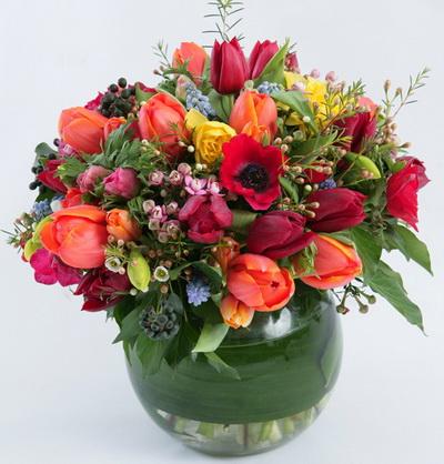 Blumenlieferung nach Budapest - 40 Frühlingsblumen in einer Glaskugel