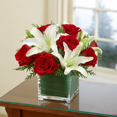 Blumenlieferung nach Budapest - Glaskubus mit Rosen und Lilien (11 Stämme)