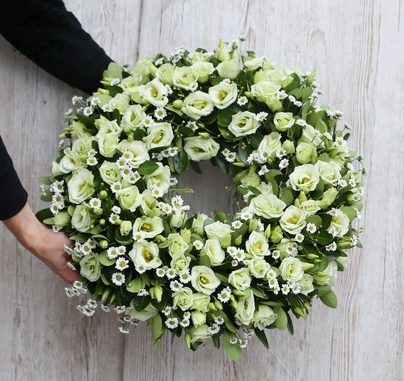 Blumenlieferung nach Budapest - 60 cm Kranz mit Lisianthus und Santini
