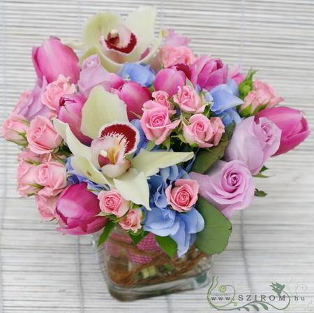 flower delivery Budapest - glass cube with pink mini roses, orchids, tulips (22 stems)