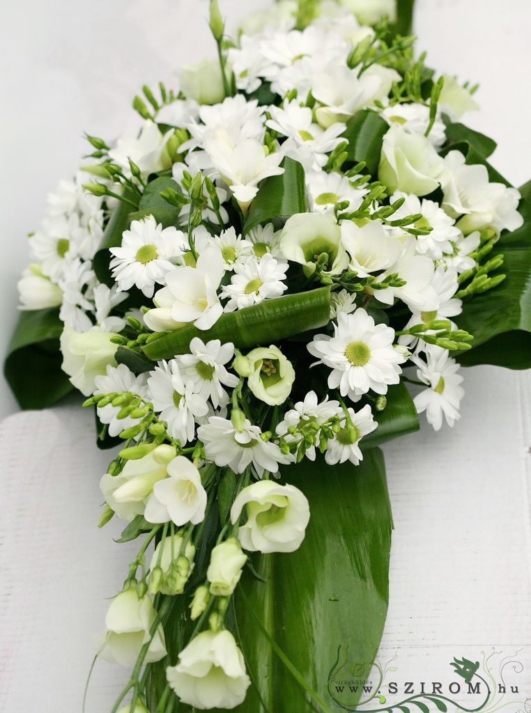 flower delivery Budapest - Main table centerpiece with freesias (daisy, lisianthus, freesia, white), wedding