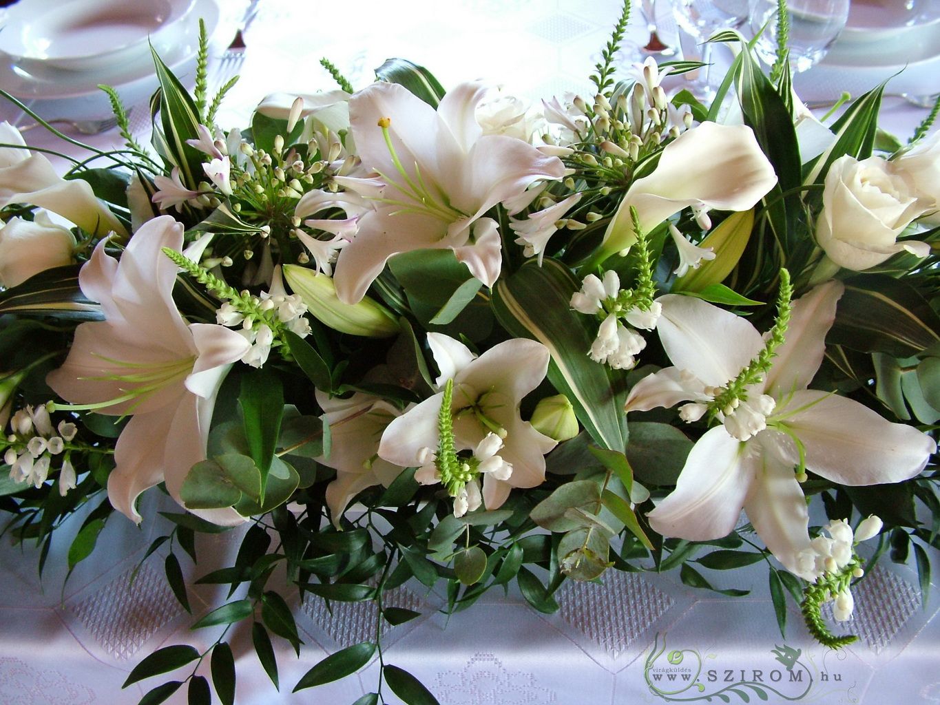 flower delivery Budapest - Main table centerpiece with white flowers Lázár Horse Restaurant (white lilies, roses, agapanthus, wild flowers), wedding
