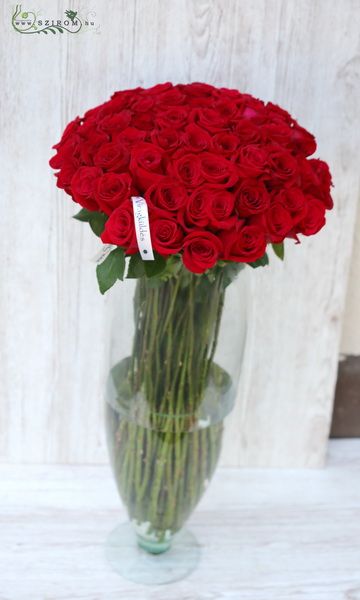 Blumenlieferung nach Budapest - 80 Rosen in einer riesigen Vase