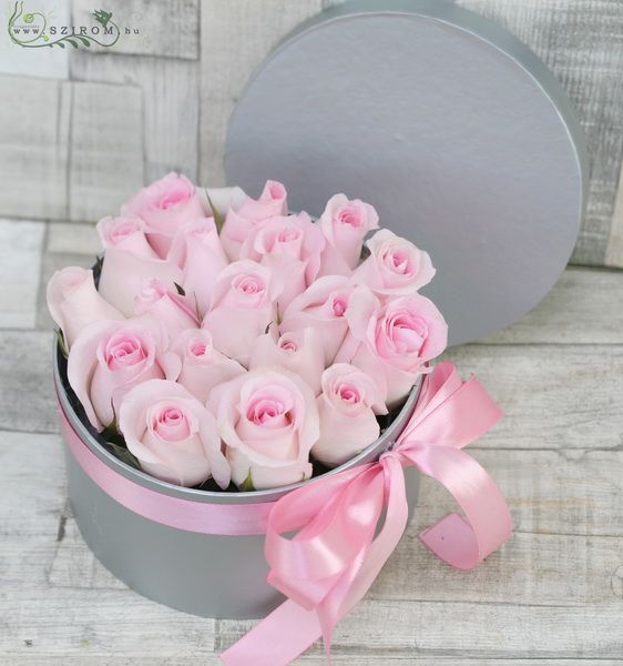 Blumenlieferung nach Budapest - Rosa Rosen in einer silbernen Box (19 Stiele)