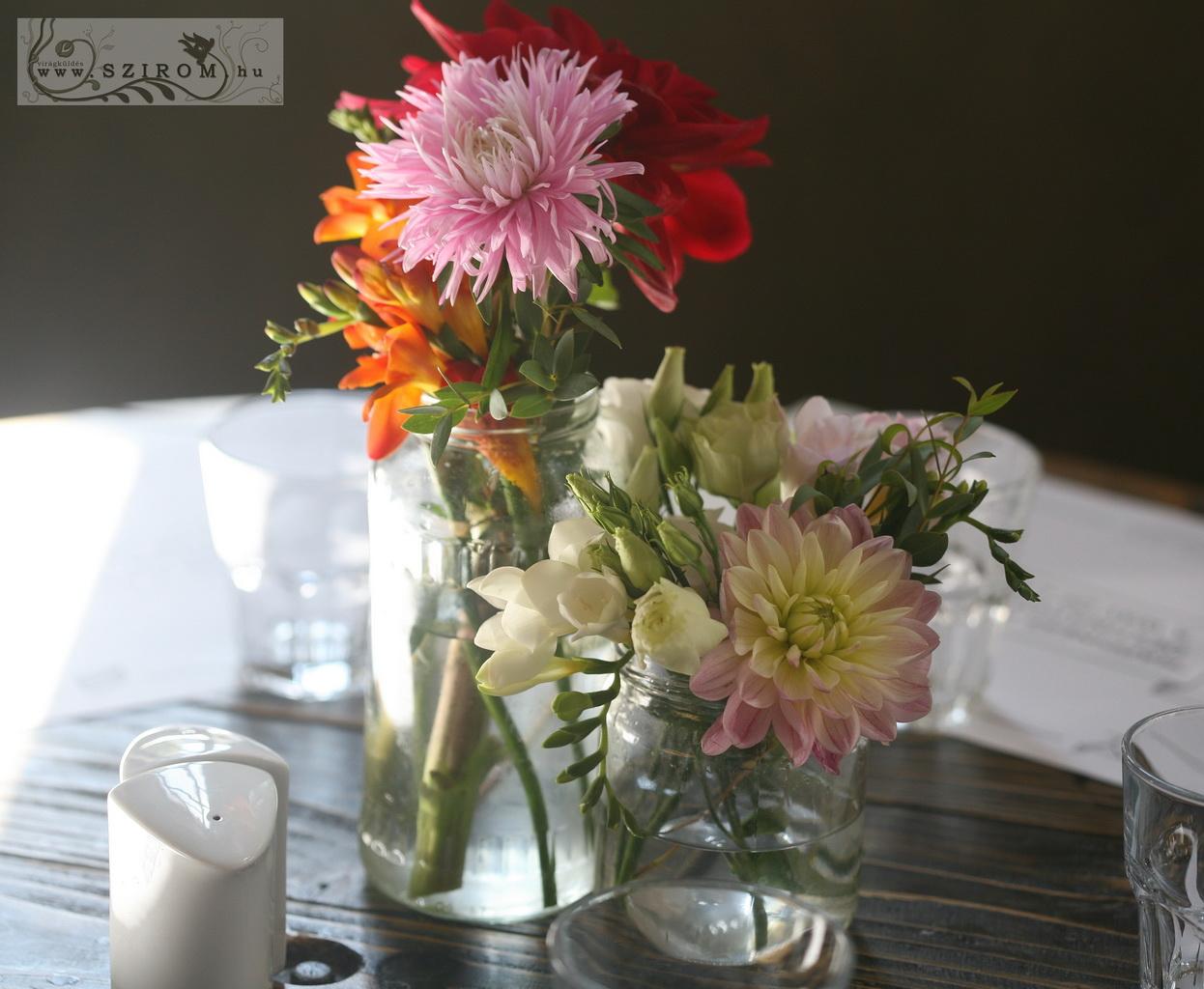 flower delivery Budapest - Centerpiece with flowers in jars, 1set - 2db, Kiosk restaurant Budapest (hydrangea, dahlia, meadow flowers, pink), wedding