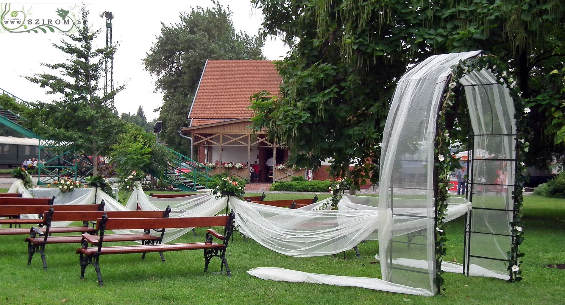 Boldogságkapu, bevonuló állványok, Vasúttörténeti park, esküvő