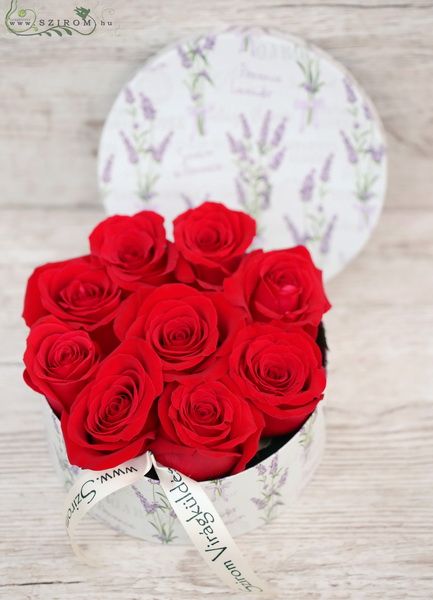 Blumenlieferung nach Budapest - 9 rote Rosen im runden Kasten