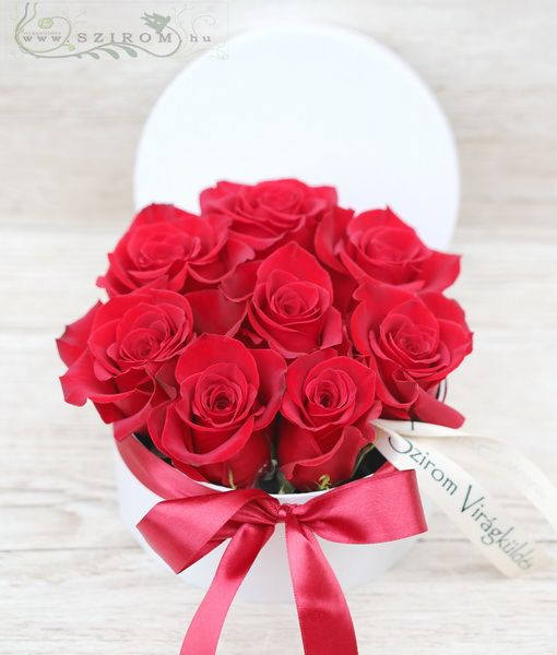 Blumenlieferung nach Budapest - 9 rote Rosen in a Papierbox