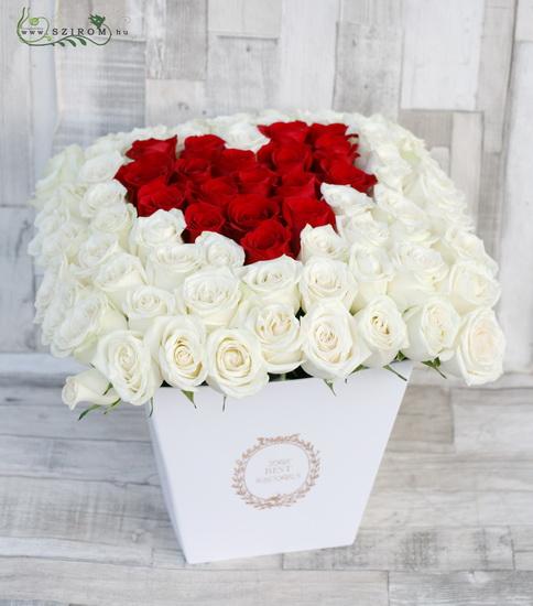 Blumenlieferung nach Budapest - Blumenkasten mit 90 weißen Rosen mit roten Herz