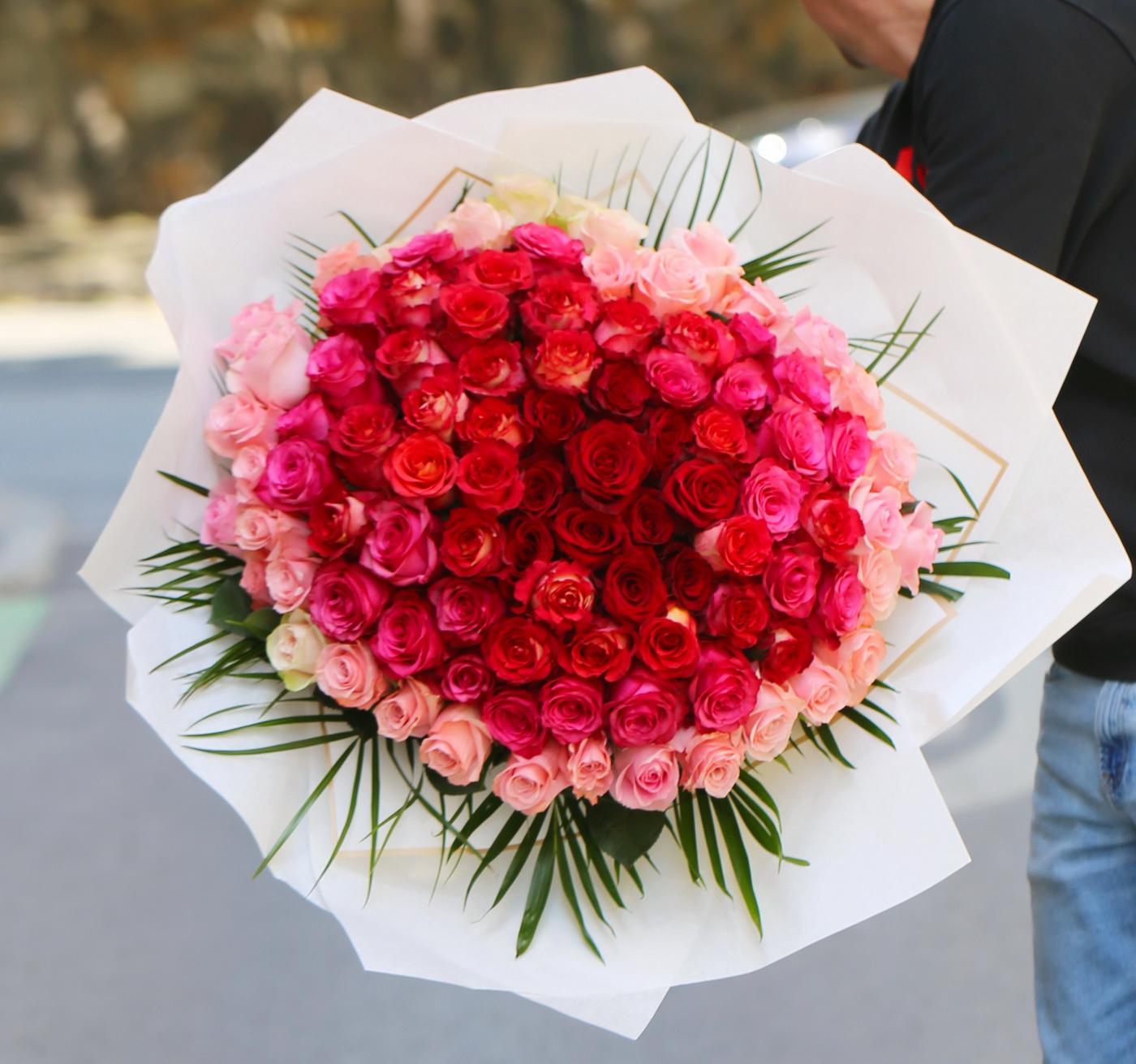 Blumenlieferung nach Budapest - großer Rosenstrauß mit 90 Farbverlauf-Rosen