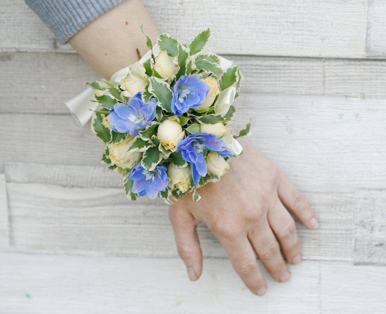 flower delivery Budapest - wrist corsage made of spray rose and delphinium (blue, white)