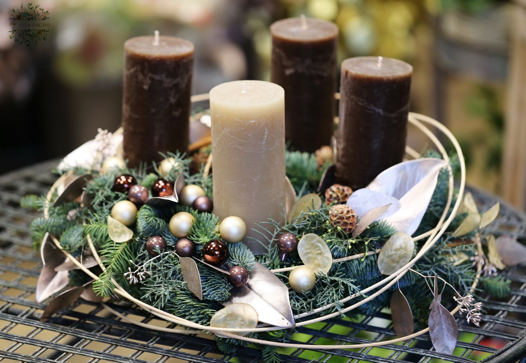 Blumenlieferung nach Budapest - Adventskranz mit Kugeln