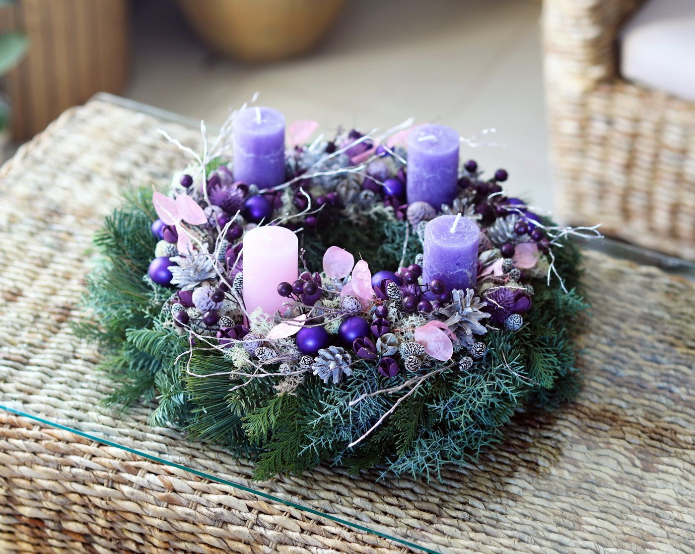 Blumenlieferung nach Budapest - Adventskranz in traditionellen Farben, Rosa, Lila, mit Tannenzweigen