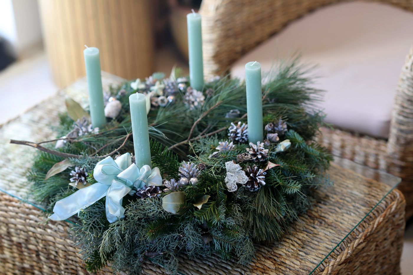 Blumenlieferung nach Budapest - Adventskranz mit lebender Kiefer, Türkis