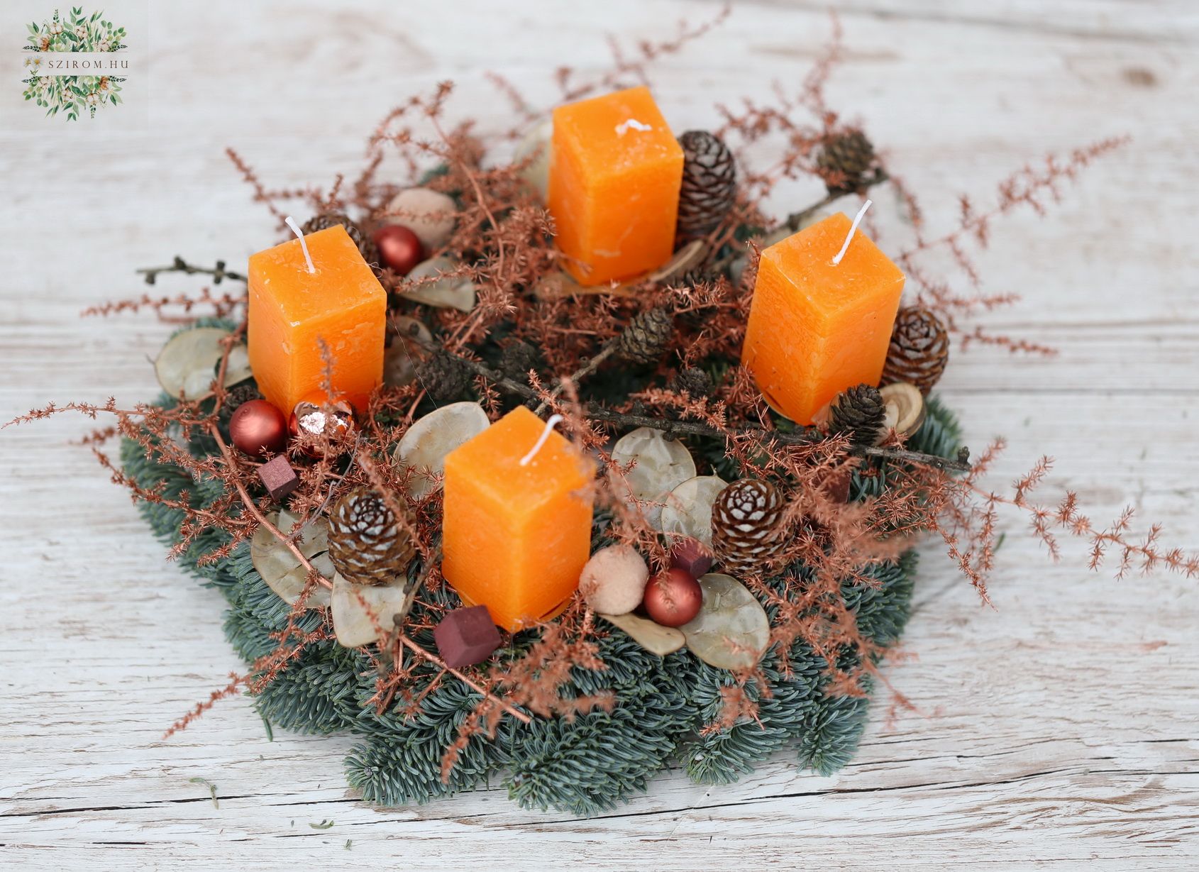 Blumenlieferung nach Budapest - Adventskranz mit orangefarbenen Kerzen