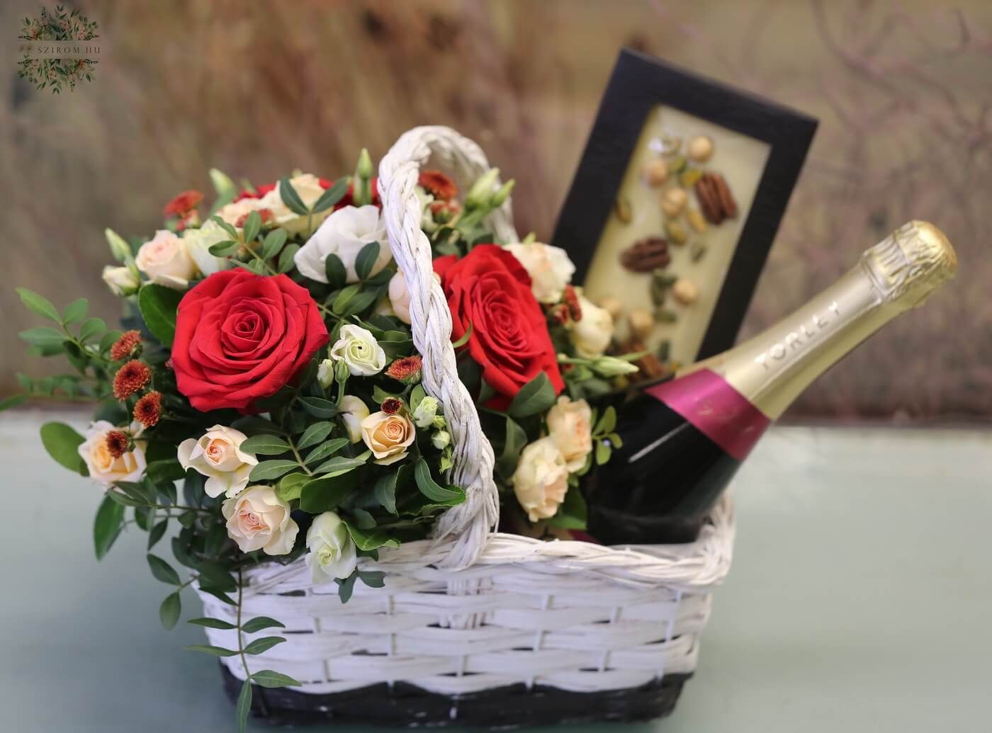 Blumenlieferung nach Budapest - Geschenkkorb mit Blumen, Pralinen und Champagner