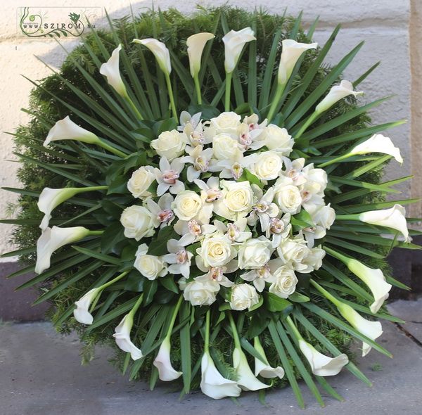 Virágküldés Budapest - álló ko. fehér rózsával, kálával, orchideával (110cm)