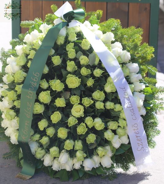Blumenlieferung nach Budapest - Stehende Kranz mit 140 Rosen, Grün - Weiß