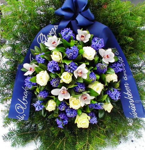 Blumenlieferung nach Budapest - Trauer Kranz mit Rosen, Orchideen und Hyazinthen (1m)