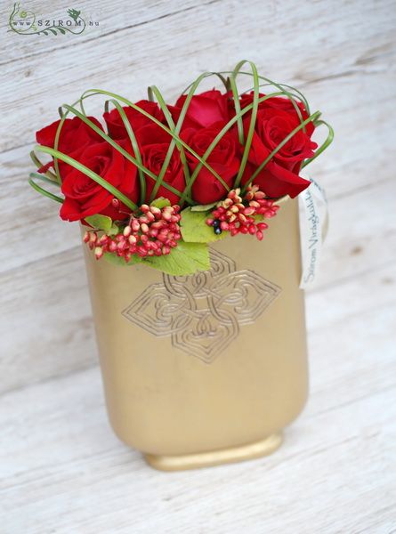 Blumenlieferung nach Budapest - Goldene Betonvase mit moderner roter Rosen Anordnung (8 Stiele)