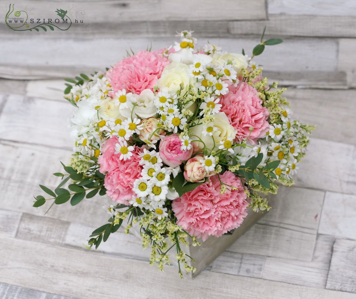 Blumenlieferung nach Budapest - Blumenarrangement mit wilden Blumen in einer Holzkiste (Rose, Englische Rose, Nelke, Kamille, Rosa, Weiss)