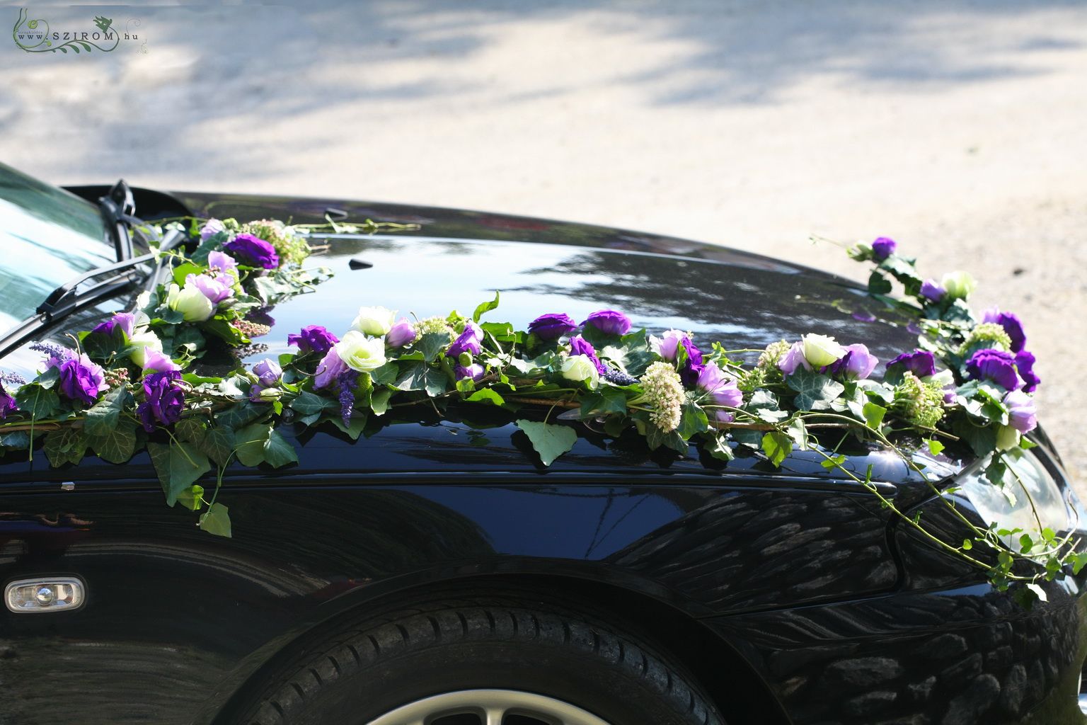 flower delivery Budapest - car flower (Lizantus, Sedum, White, Purple)
